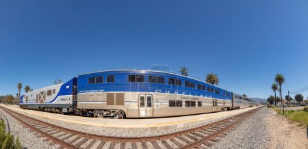 Foto de Santa Bárbara, EE.UU. - 16 de marzo de 2019: el tren surfliner del Pacífico entra en la estación de Santa Bárbara. El surfliner sirve la Ruta San Diego a San Luis Obispo. - Imagen libre de derechos