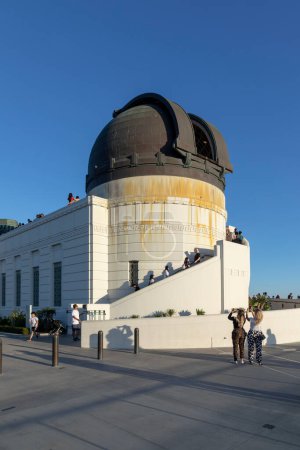 Téléchargez les photos : Los Angeles, États-Unis - 17 mars 2019 : Les gens à l'observatoire Griffith à Los Angeles à l'heure du coucher du soleil. L'observatoire est ouvert au public avec entrée libre. - en image libre de droit