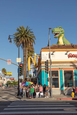Foto de Los Ángeles, Estados Unidos - 17 de marzo de 2019: personas en un cruce peatonal en Hollywood Boulevard en Los Ángeles. - Imagen libre de derechos