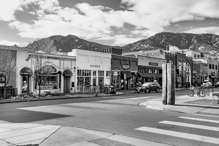 Foto de Boulder, Estados Unidos - 25 de diciembre de 2019: Vista del Pearl Street Mall, una zona peatonal histórica en el centro de Boulder, Colorado, en las Montañas Rocosas. - Imagen libre de derechos