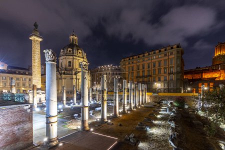 Téléchargez les photos : Rome, Italie - 4 août 2021 : vue du forum romanum à Rome avec des colonnes corinthiennes à Rome, Italie - en image libre de droit