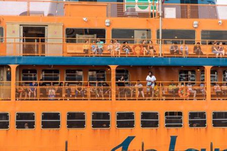 Téléchargez les photos : NEW YORK, États-Unis - 5 OCT 2017 : personnes à bord du ferry Staten Island. Le ferry relie Manhattan à Staten Island et est offert gratuitement pour tout le monde. - en image libre de droit