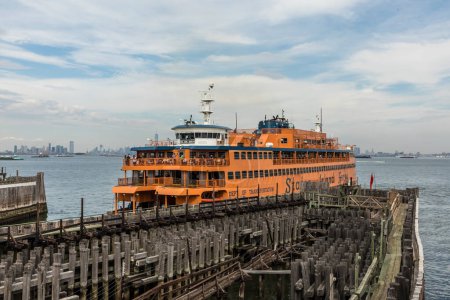 Téléchargez les photos : NEW YORK, ÉTATS-UNIS - 5 OCT 2017 : Staten Island ferry at the pier. Le ferry relie Manhattan à Staten Island et est offert gratuitement pour tout le monde. - en image libre de droit