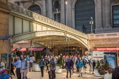 Foto de NUEVA YORK, EE.UU. - 5 de octubre de 2017: la gente se apresura a perseguir la plaza cuadrada en las calles llenas de gente. Algunos llegan a la estación Grand Central. - Imagen libre de derechos
