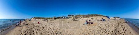 Foto de PROVINCETOWN, EE.UU. - SEP 24, 2017: la gente disfruta de la hermosa playa de Provincetown - Cape Cod. Hay aproximadamente 600 millas de la costa de Cape Cod y más de 100 playas. - Imagen libre de derechos