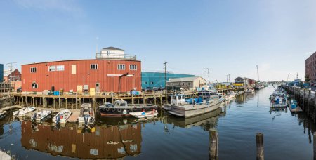 Téléchargez les photos : PORTLAND, États-Unis - 15 SEP 2017 : vieux quai à Portland avec bateaux à moteur et vieilles salles de pêche. Rénové pour le tourisme. - en image libre de droit