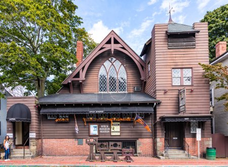 Foto de SALEM, EE.UU. - SEP 14, 2017: antigua casa victoriana sirve como Museo de la Mazmorra de la Bruja en Salem, Massachusetts, EE.UU. - Imagen libre de derechos