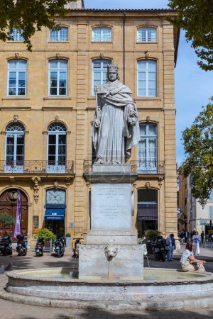 Foto de AIX EN PROVENCE, FRANCIA - 11 de agosto de 2017: Estatua en Aix-en-Provence del rey René con las uvas moscatel que trajo a Provenza. - Imagen libre de derechos