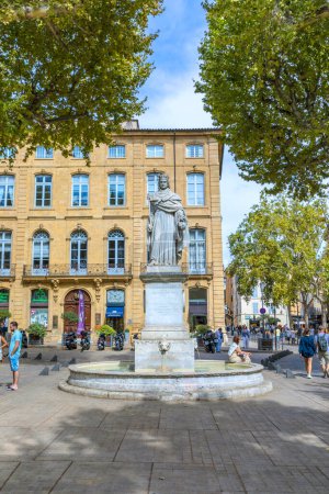 Foto de AIX EN PROVENCE, FRANCIA - 11 de agosto de 2017: Estatua en Aix-en-Provence del rey René con las uvas moscatel que trajo a Provenza. - Imagen libre de derechos