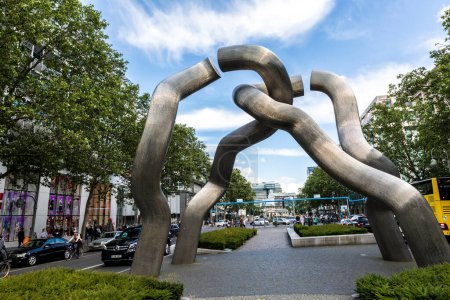Foto de BERLÍN, ALEMANIA - 7 DE JUNIO DE 2017: Detalle de la escultura "Berlín" en el oeste de Berlín, la capital de Alemania. - Imagen libre de derechos
