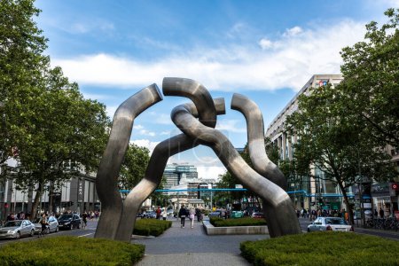 Foto de BERLÍN, ALEMANIA - 7 DE JUNIO DE 2017: Detalle de la escultura "Berlín" en el oeste de Berlín, la capital de Alemania. - Imagen libre de derechos