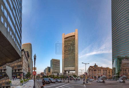 Téléchargez les photos : BOSTON, États-Unis - 12 SEP 2017 : gratte-ciel et ancienne gare sud avec trafic à Boston, États-Unis. La gare routière et ferroviaire de Bostons South Station est le centre de transit le plus achalandé de Boston. - en image libre de droit