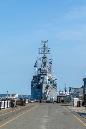 Foto de BOSTON, EE.UU. - SEP 12, 2017: buque naval USS cassin joven DD 793 en el muelle de Boston. The Cassin Young participó en la Segunda Guerra Mundial y sirve como museo hoy en día - Imagen libre de derechos