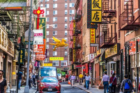 Foto de NUEVA YORK, EE.UU. - 5 de octubre de 2017: Chinatown con tiendas con letras chinas y pegasus en Chinatown, Nueva York. - Imagen libre de derechos
