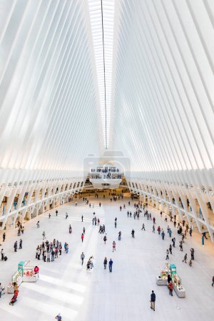 Foto de NUEVA YORK, EE.UU. - 6 DE OCTUBRE DE 2017: NUEVA YORK - 8 DE SEPTIEMBRE: Oculus interior de la estación blanca del World Trade Center con gente en Nueva York. La estación fue diseñada por Santiago Calatrava, arquitecto e ingeniero. - Imagen libre de derechos