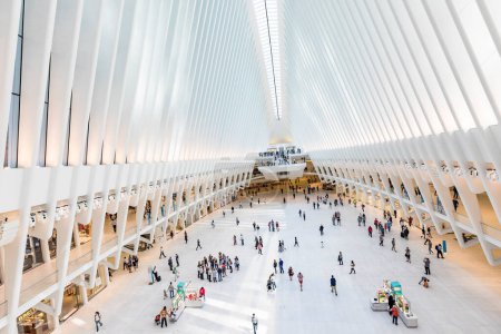 Foto de NUEVA YORK, EE.UU. - 6 DE OCTUBRE DE 2017: NUEVA YORK - 8 DE SEPTIEMBRE: Oculus interior de la estación blanca del World Trade Center con gente en Nueva York. La estación fue diseñada por Santiago Calatrava, arquitecto e ingeniero. - Imagen libre de derechos