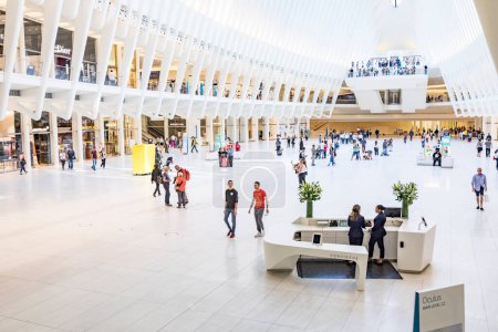 Téléchargez les photos : NEW YORK, États-Unis - 6 OCT 2017 : NEW YORK - 8 SEPTEMBRE : Oculus à l'intérieur de la station blanche World Trade Center avec des gens à New York. La station a été conçue par Santiago Calatrava, architecte et ingénieur. - en image libre de droit