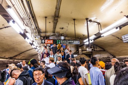 Téléchargez les photos : NEW YORK, États-Unis - 6 OCT 2017 : les gens de la station de métro Grand Central attendent le train jusqu'à Times Square et Queens. Le métro de New York est utilisé par plus de 100 personnes par jour. - en image libre de droit