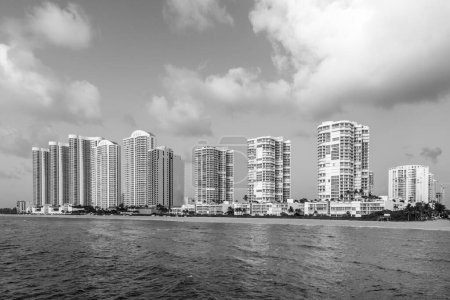Téléchargez les photos : Belle plage de Jade à Miami, Sunny Isles Beach avec gratte-ciel - en image libre de droit