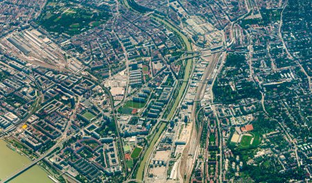 Foto de Aérea de las zonas suburbanas de Viena con el río Danubio - Imagen libre de derechos