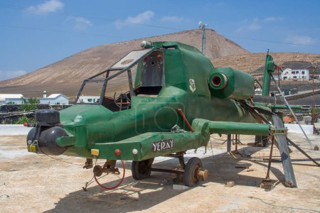 Téléchargez les photos : Femes, Espagne - 12 août 2006 : un hélicoptère est construit avec différentes poubelles et peint en vert et semble très authentique. - en image libre de droit
