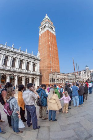Téléchargez les photos : Venise, Italie - 9 avril 2007 : les gens font la queue pour l'entrée de la tour Campanile di San Marco sur la place Piazza San Marco à Venise, Italie. - en image libre de droit