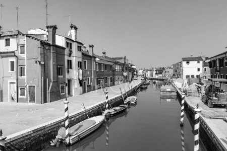 Foto de Venecia, Italia - 10 de abril de 2007: hermosas casas de colores de la antigua ciudad de los pescadores Burano en la laguna de Venecia, Italia. Venecia es el lugar turístico más visitado de Italia. - Imagen libre de derechos