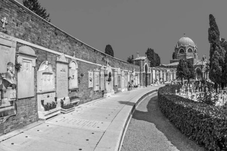 Foto de Venecia, Italia 10 de abril de 2007: lápidas en la isla cementerio de San Michele en Venecia, Italia. San Michele es desde hace siglos el cementerio más importante de Venecia. - Imagen libre de derechos