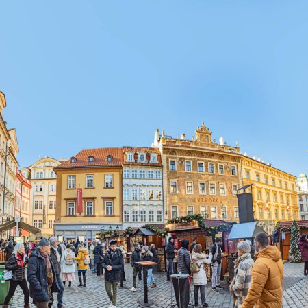 Téléchargez les photos : Prague, Tchéquie - 1er janvier 2020 : les gens visitent le marché de Noël dans la vieille ville de Prague. - en image libre de droit