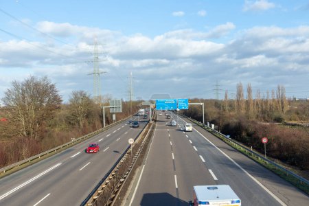 Téléchargez les photos : Francfort, Allemagne - 28 janvier 2022 : vue sur l'autoroute allemande A5 avec réduction de vitesse à 120 km et signalisation bleue pour la prochaine sortie. - en image libre de droit
