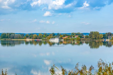 Téléchargez les photos : Vue panoramique sur la rivière Altmuehl en Bavière avec bateau touristique sur jetée et reflet du littoral - en image libre de droit