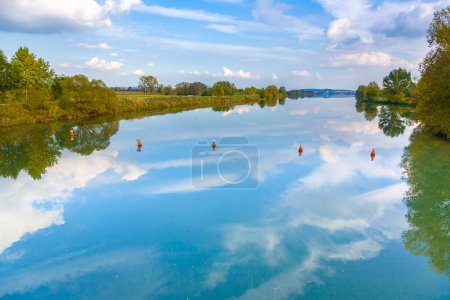 Téléchargez les photos : Reflet des arbres dans la rivière tauber avec ciel - en image libre de droit