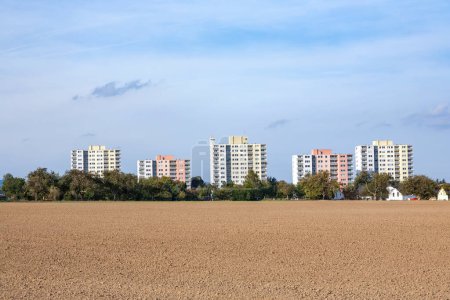 Téléchargez les photos : Vue de projets de logements sociaux avec terrain labouré au premier plan à Steinbach près de Francfort, Allemagne - en image libre de droit