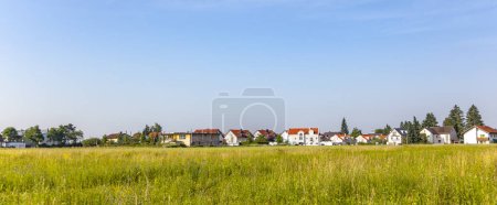Foto de Nueva zona de vivienda cerca del prado en hermoso paisaje en Munich - Imagen libre de derechos