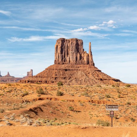 Téléchargez les photos : Vue panoramique sur la vallée du monument avec butte et ciel bleu, États-Unis - en image libre de droit