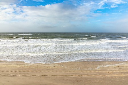 Téléchargez les photos : Paysage pittoresque à Sylt avec océan, dune et plage vide au printemps - en image libre de droit