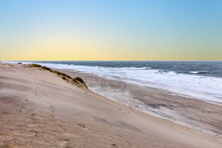 Téléchargez les photos : Coucher de soleil pittoresque à Sylt avec océan, dune et plage vide en automne - en image libre de droit