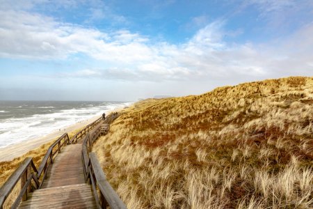 Landschaftliche Landschaft auf Sylt mit Meer, Düne und leerem Strand im Frühling