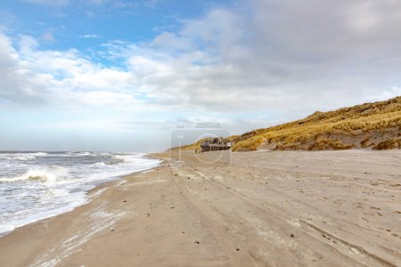 Téléchargez les photos : Paysage pittoresque à Sylt avec océan, dune et plage vide au printemps - en image libre de droit