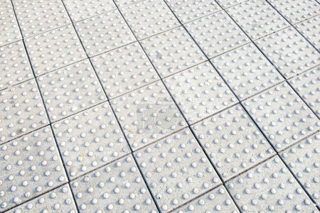 Téléchargez les photos : Motif géométrique de carreaux de sol gris avec structure antidérapante en rangée diagonale - en image libre de droit