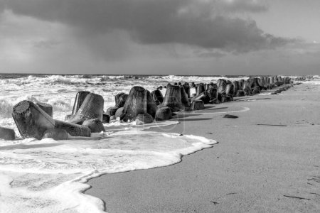 Foto de Rompevientos en la costa de Sylt en la tormenta del mal tiempo, Hoernum - Imagen libre de derechos