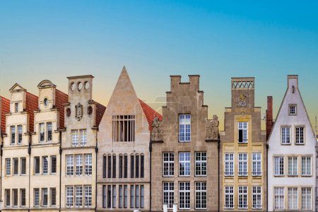 Foto de Muenster, Germany - April 29, 2022: scenic view to facade of old historic houses in panoramic view at the Prinzipal markt engl: square of the prince in Muenster. - Imagen libre de derechos