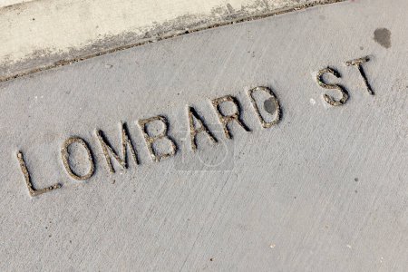 Foto de Nombre de la calle Lombard calle impresa en el hormigón en la acera en San Francisco, EE.UU. - Imagen libre de derechos