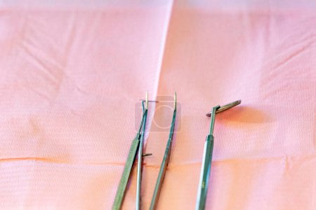Foto de Detalle del equipo dental en tejido rosa en la silla de dentistas - Imagen libre de derechos