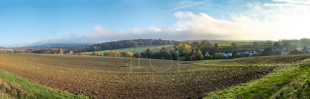 Téléchargez les photos : Paysage rural pittoresque à Idstein avec des champs labourés en Allemagne - en image libre de droit