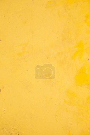 Foto de Patrón de la vieja pared pintada de amarillo con puntos sucios - Imagen libre de derechos