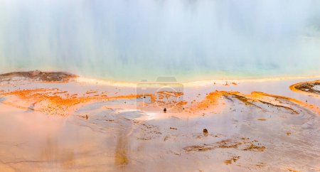 Foto de Niebla escénica fuente hirviendo bote de pintura en el parque nacional de piedra amarilla en el rastro de ollas de pintura de fuente, EE.UU. - Imagen libre de derechos