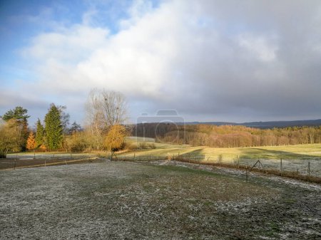 Téléchargez les photos : Paysage rural en hiver dans la région de Taunus en Allemagne - en image libre de droit