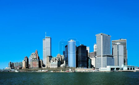 Foto de Nueva York, EE.UU. - 1 de enero de 1998: vista al centro de Manhattan con horizonte y centro de comercio mundial bajo cielo azul claro. - Imagen libre de derechos
