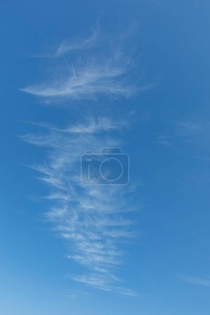 Foto de Patrón de cielo azul con suaves rayas armónicas de nubes - Imagen libre de derechos